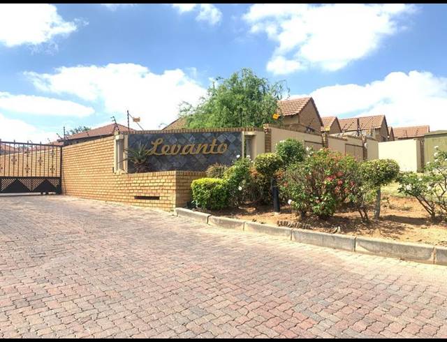 2 BEDROOM TOWNHOUSE FOR SALE IN HALFWAY GARDENS